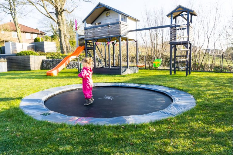 Muss Ein Trampolin Im Winter Abgebaut Werden Spielplatz im Garten - 5 Gründe für ein Inground Trampolin